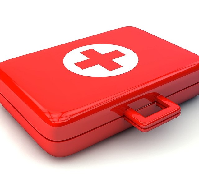 Roter Arztkoffer auf weißem Grund.