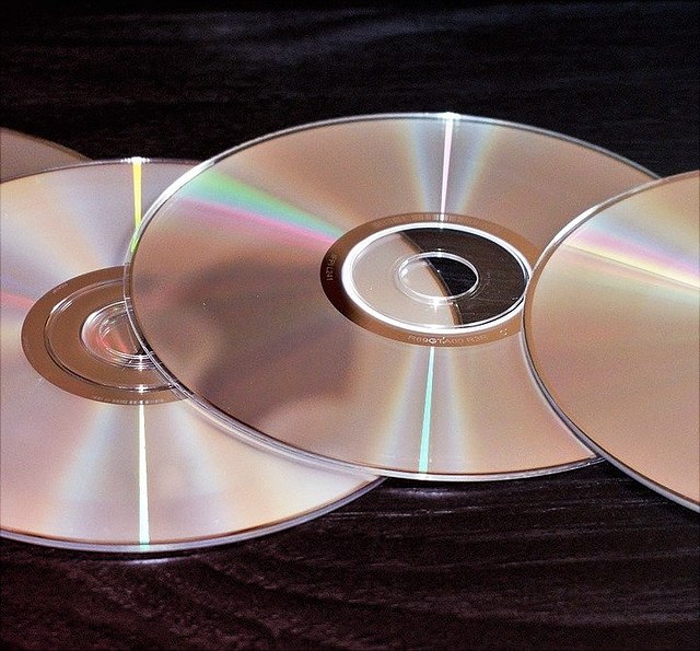 CDs auf schwarzem Grund