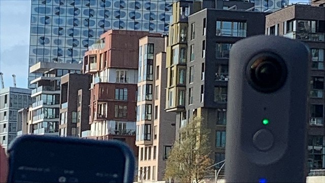 Handy und Aufnahmemikrofon vor Elbphilharmonie und Hafencity-Kulisse