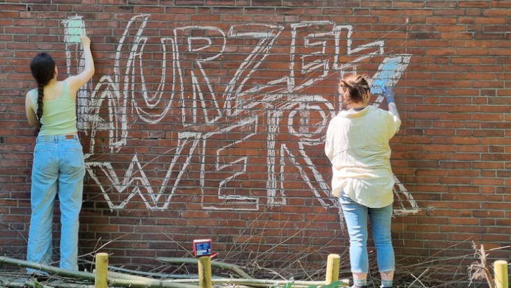 Kreide-Wandbild im Wurzelwerk