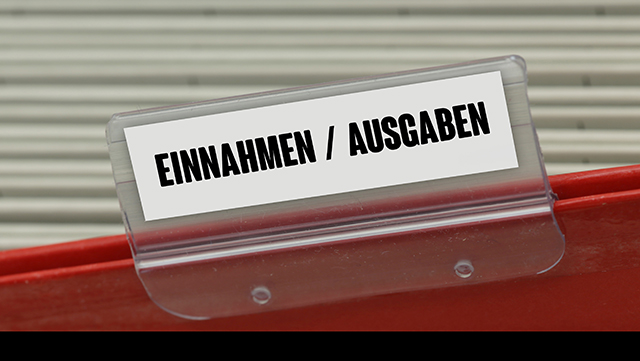 Hängeregister mit Aufschrift Einnahmen Ausgaben
