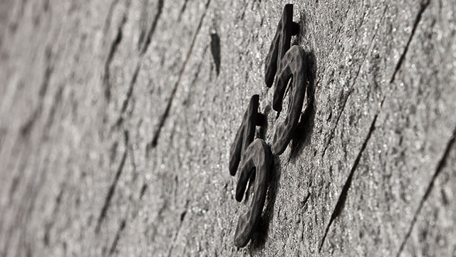 Steinmauer mit Ziffer 33