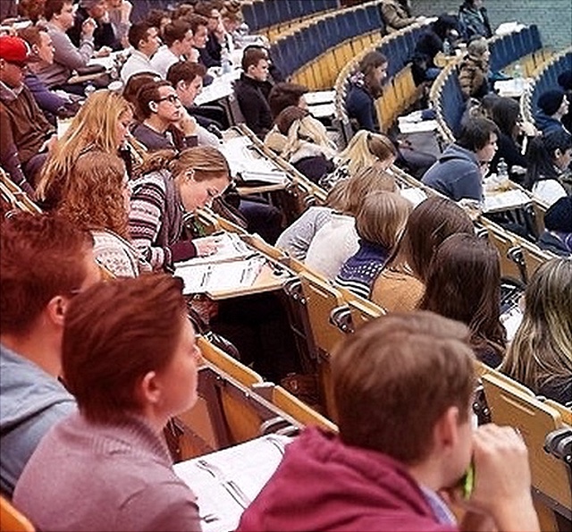 Hörsaal mit Studierenden