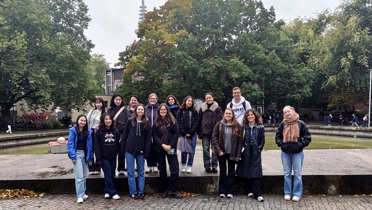 Gruppenbild am Teich vor der Fakultät