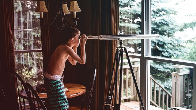 junge mit fernrohr teddy-kelley-unsplash 640x361 Junge mit Fernrohr