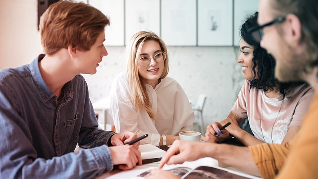 Oberstufenschüler bei Gruppenarbeit
