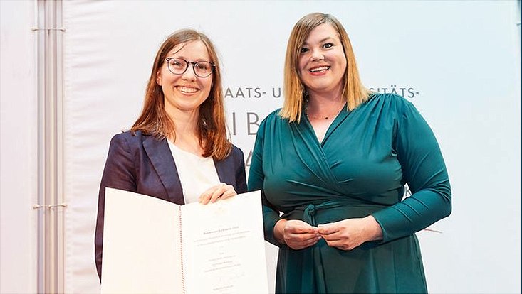 Preisträgerin Julia Gerick mit Senatorin Katharina Fegebank.