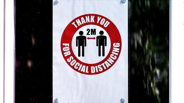 Covid-Abstandbild auf Tür